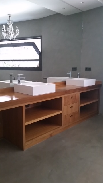Mueble de Baño Fabricado a Medida en Madera de Iroko.